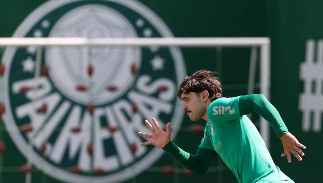 Maurício, do Palmeiras, treina na Academia do Futebol, e o símbolo aparece atrás dele na imagem