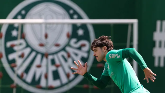 Maurício, do Palmeiras, treina na Academia do Futebol, e o símbolo aparece atrás dele na imagem