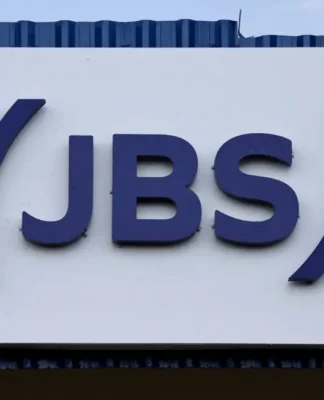 Fachada de fábrica mostrando a logo da JBS