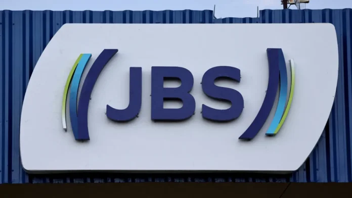 Fachada de fábrica mostrando a logo da JBS