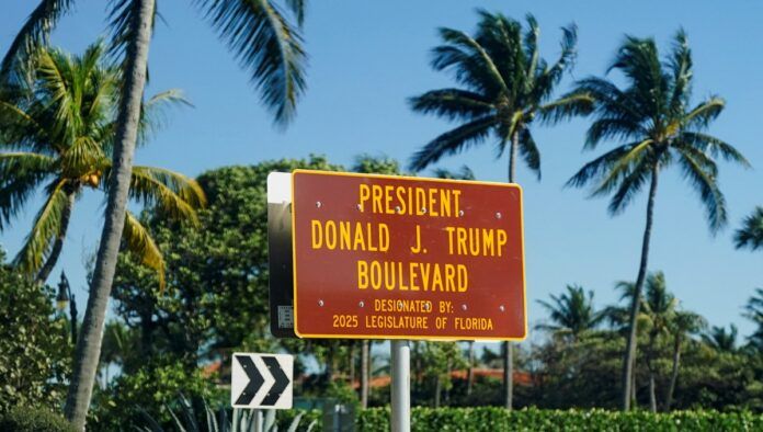 Uma placa da recém-renomeada Avenida Presidente Donald J. Trump é vista do lado de fora de Mar-a-Lago, em Palm Beach, na Flórida