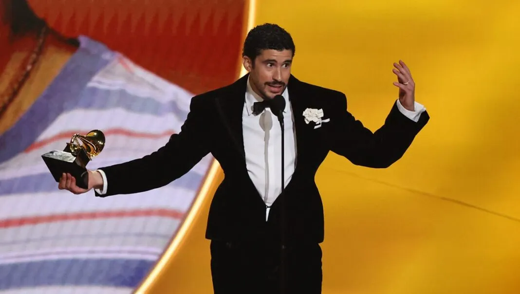 Bad Bunny recebe o prêmio de Álbum do Ano por “Debi Tirar Mas Fotos” durante a 68ª edição do Grammy Awards, em Los Angeles, Califórnia (EUA)