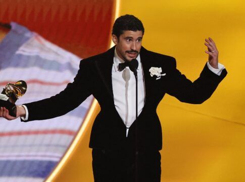 Bad Bunny recebe o prêmio de Álbum do Ano por “Debi Tirar Mas Fotos” durante a 68ª edição do Grammy Awards, em Los Angeles, Califórnia (EUA)