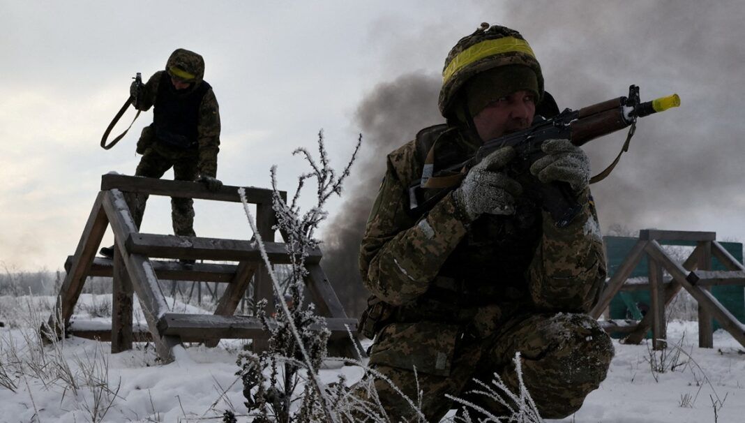 Recrutas da 65ª Brigada Mecanizada Separada das Forças Armadas da Ucrânia participam de exercícios militares em um campo de treinamento próximo à linha de frente, em meio ao ataque da Rússia à Ucrânia, na região de Zaporizhzhia, em 1º de janeiro de 2026.