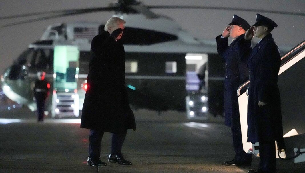 O presidente dos Estados Unidos, Donald Trump, embarca para Palm Beach, na Flórida, na Base Conjunta Andrews, em Maryland (EUA), em 6 de fevereiro de 2026.