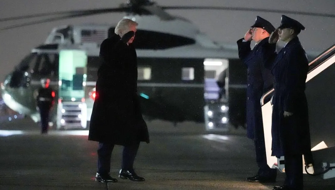O presidente dos Estados Unidos, Donald Trump, embarca para Palm Beach, na Flórida, na Base Conjunta Andrews, em Maryland (EUA), em 6 de fevereiro de 2026.