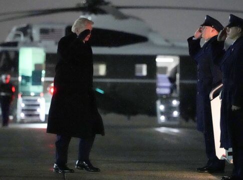 O presidente dos Estados Unidos, Donald Trump, embarca para Palm Beach, na Flórida, na Base Conjunta Andrews, em Maryland (EUA), em 6 de fevereiro de 2026.