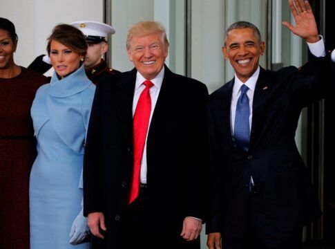 O então presidente dos Estados Unidos, Barack Obama (à direita), e a primeira-dama Michelle Obama (à esquerda) recebem o presidente eleito Donald Trump e sua esposa, Melania Trump, para um chá antes da cerimônia de posse na Casa Branca, em Washington (EUA), em 20/01/2017