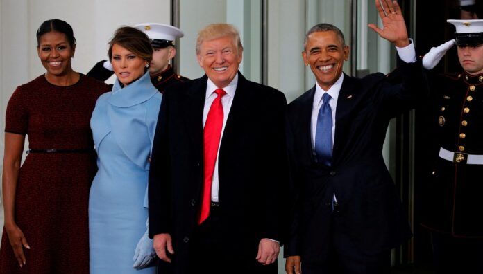 O então presidente dos Estados Unidos, Barack Obama (à direita), e a primeira-dama Michelle Obama (à esquerda) recebem o presidente eleito Donald Trump e sua esposa, Melania Trump, para um chá antes da cerimônia de posse na Casa Branca, em Washington (EUA), em 20/01/2017