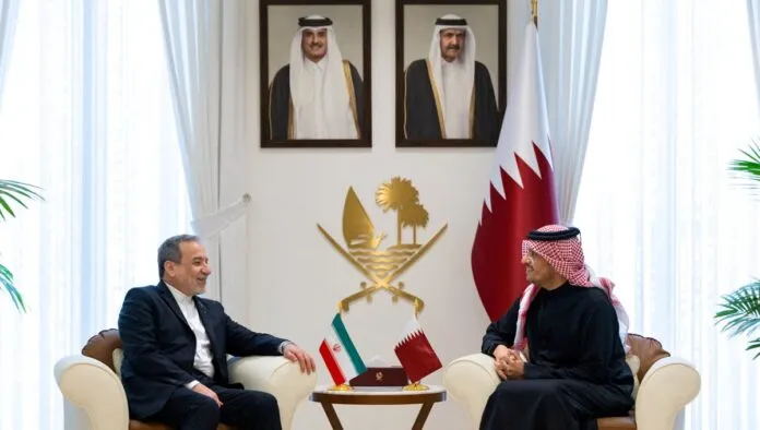 O ministro das Relações Exteriores do Irã, Abbas Araqchi, reúne-se com o primeiro-ministro e chanceler do Catar, Sheikh Mohammed bin Abdulrahman bin Jassim Al-Thani, em Doha
