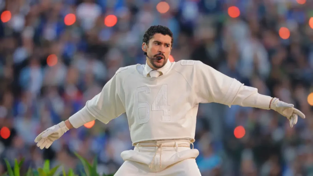 Cantor Bad Bunny faz show no intervalo do Super Bowl 60, em Santa Clara, Califórnia, EUA