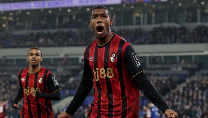 Rayan, do Bournemouth, comemora o primeiro gol da equipe na partida contra o Everton, disputada no Hill Dickinson Stadium, em Liverpool