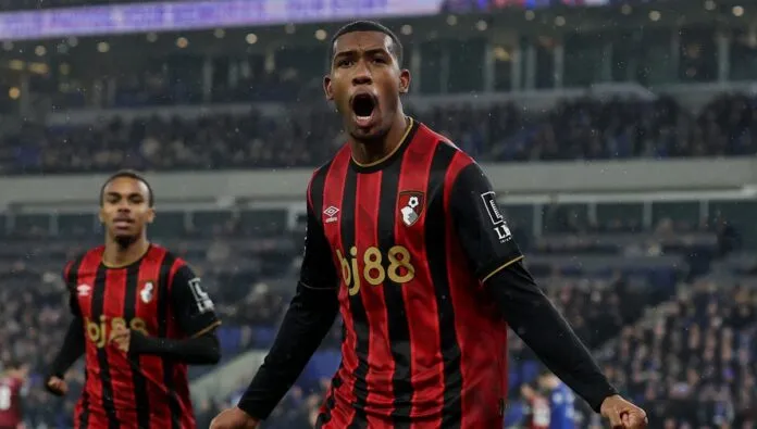 Rayan, do Bournemouth, comemora o primeiro gol da equipe na partida contra o Everton, disputada no Hill Dickinson Stadium, em Liverpool