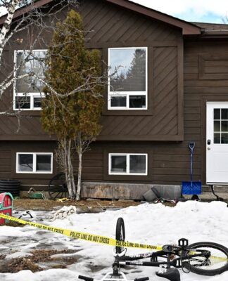 A fita de isolamento da polícia cerca casa da suspeita de um tiroteio em massa em uma escola de ensino médio na cidade de Tumbler Ridge, no, Canadá