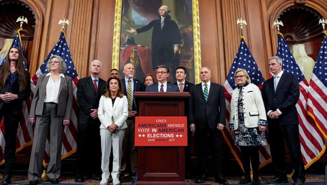 O presidente da Câmara dos EUA, Mike Johnson, fala após a aprovação de projeto que exige comprovação de cidadania para votar nas eleições de novembro, no Capitólio, em Washington