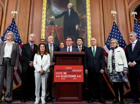 O presidente da Câmara dos EUA, Mike Johnson, fala após a aprovação de projeto que exige comprovação de cidadania para votar nas eleições de novembro, no Capitólio, em Washington