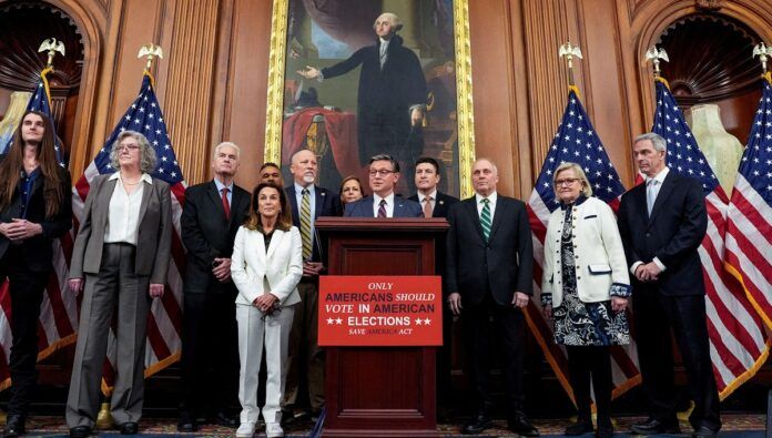 O presidente da Câmara dos EUA, Mike Johnson, fala após a aprovação de projeto que exige comprovação de cidadania para votar nas eleições de novembro, no Capitólio, em Washington