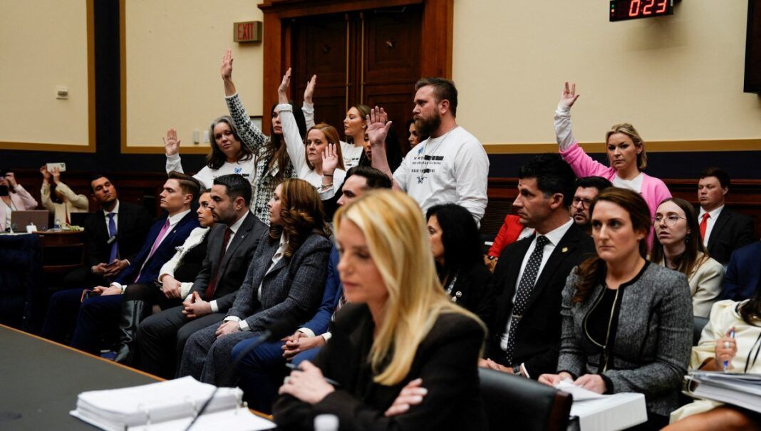 Sobreviventes de Jeffrey Epstein levantam as mãos após o deputado Dan Goldman (Democrata–Nova York) perguntar quem, entre elas, não conseguiu se reunir com o Departamento de Justiça dos EUA, chefiado pela procuradora-geral Pam Bondi, durante audiência do Comitê Judiciário da Câmara sobre supervisão do Departamento de Justiça, no Capitólio