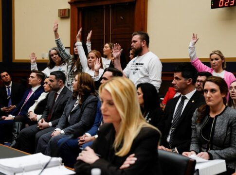 Sobreviventes de Jeffrey Epstein levantam as mãos após o deputado Dan Goldman (Democrata–Nova York) perguntar quem, entre elas, não conseguiu se reunir com o Departamento de Justiça dos EUA, chefiado pela procuradora-geral Pam Bondi, durante audiência do Comitê Judiciário da Câmara sobre supervisão do Departamento de Justiça, no Capitólio