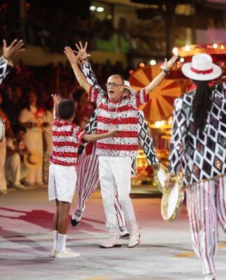 Mestre Ciça se apresenta com integrantes da Unidos do Viradouro durante o Carnaval do Rio de Janeiro