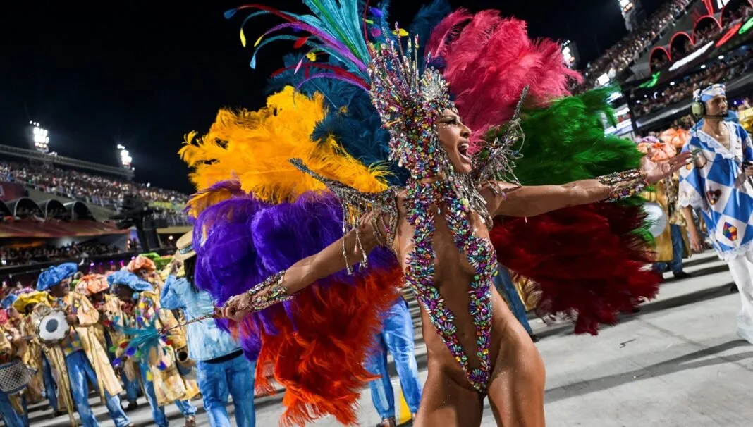 Rainha de bateria Sabrina Sato, da Unidos de Vila Isabel, se apresenta durante o Carnaval no Rio de Janeiro