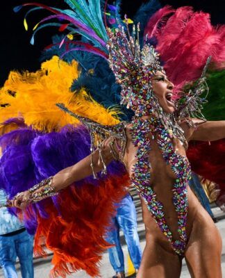 Rainha de bateria Sabrina Sato, da Unidos de Vila Isabel, se apresenta durante o Carnaval no Rio de Janeiro