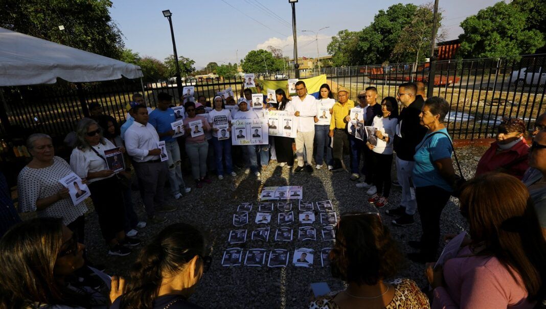 Familiares de detentos participam de protesto em frente à sede da Polícia Nacional Bolivariana, exigindo a libertação de seus parentes, antes de a Assembleia controlada pelo partido governista aprovar um projeto de anistia considerado limitado por organizações de direitos humanos