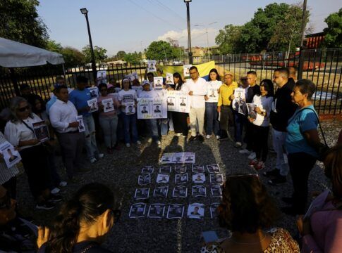 Familiares de detentos participam de protesto em frente à sede da Polícia Nacional Bolivariana, exigindo a libertação de seus parentes, antes de a Assembleia controlada pelo partido governista aprovar um projeto de anistia considerado limitado por organizações de direitos humanos
