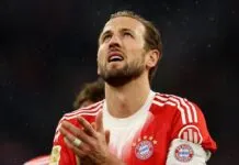 O atacante Harry Kane, do Bayern, aplaude os torcedores após vitória sobre o Frankfurt