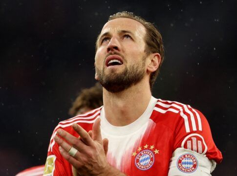 O atacante Harry Kane, do Bayern, aplaude os torcedores após vitória sobre o Frankfurt