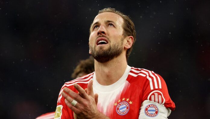 O atacante Harry Kane, do Bayern, aplaude os torcedores após vitória sobre o Frankfurt