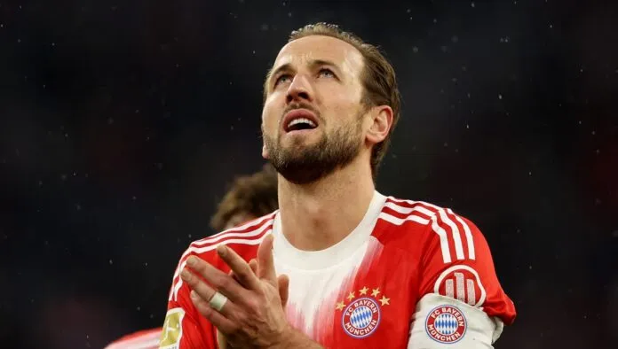 O atacante Harry Kane, do Bayern, aplaude os torcedores após vitória sobre o Frankfurt