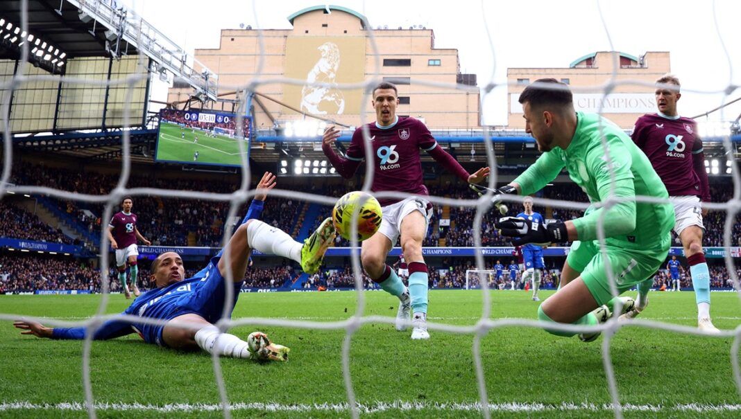 O atacante João Pedro, do Chelsea, dá carrinho para marcar o primeiro gol da partida contra o Burnley