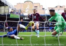 O atacante João Pedro, do Chelsea, dá carrinho para marcar o primeiro gol da partida contra o Burnley