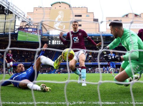 O atacante João Pedro, do Chelsea, dá carrinho para marcar o primeiro gol da partida contra o Burnley
