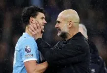 O técnico do Manchester City, Pep Guardiola, comemora com Matheus Nunes após a vitória sobre o Newcastle