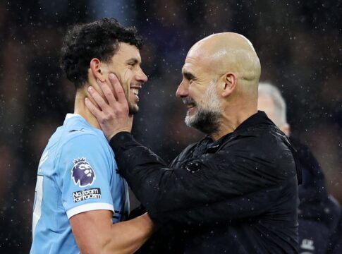 O técnico do Manchester City, Pep Guardiola, comemora com Matheus Nunes após a vitória sobre o Newcastle