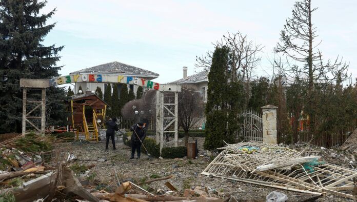 Ataque russo com 50 mísseis e quase 300 drones mata um e provoca blecautes na Ucrânia