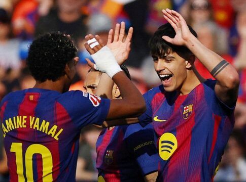 Marc Bernal, do Barcelona, comemora o primeiro gol da equipe com Lamine Yamal