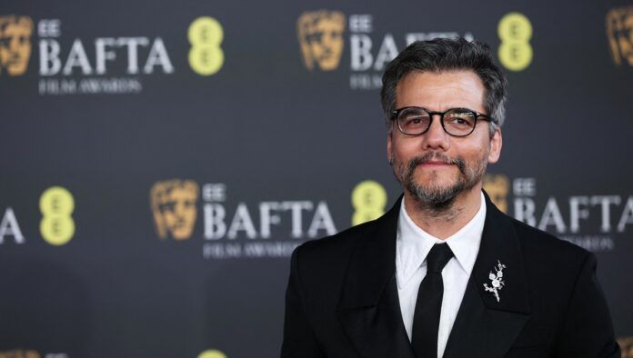 O ator Wagner Moura posa no tapete vermelho durante a cerimônia do British Academy of Film and Television Awards (BAFTA) 2026, no Royal Festival Hall, em Londres