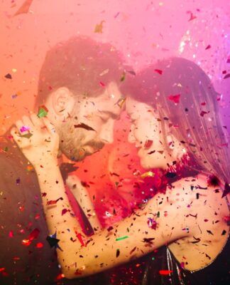 Casal celebrando no clube com confetes