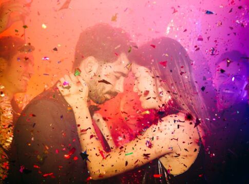 Casal celebrando no clube com confetes
