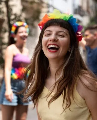Retrato de pessoa se divertindo no carnaval