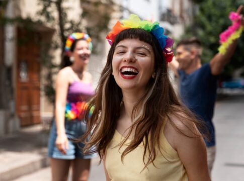 Retrato de pessoa se divertindo no carnaval