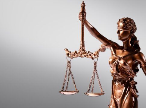 Vida morta com a balança da justiça