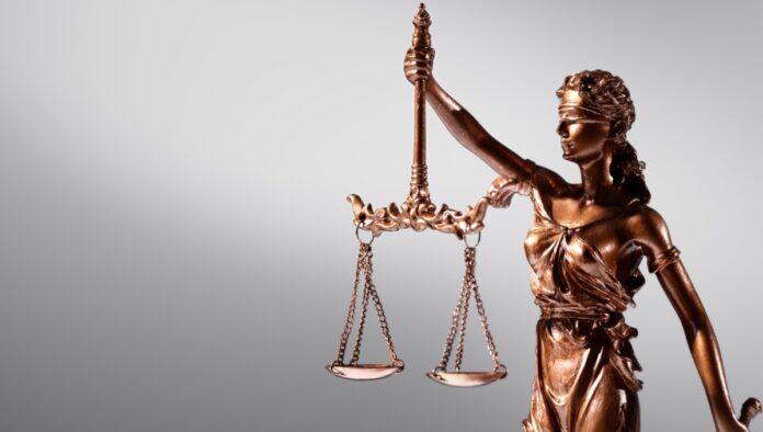 Vida morta com a balança da justiça