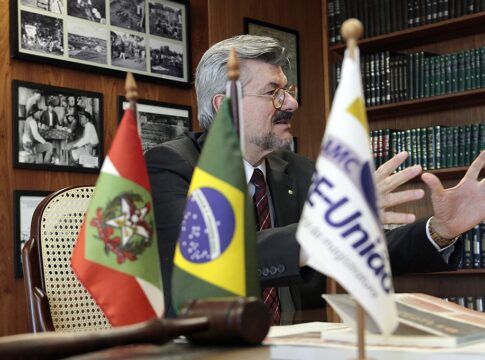Marco Buzzi concede entrevista em sua sala no STJ