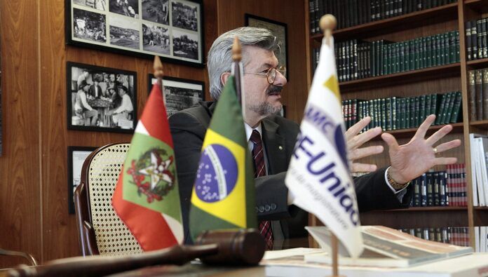 Marco Buzzi concede entrevista em sua sala no STJ