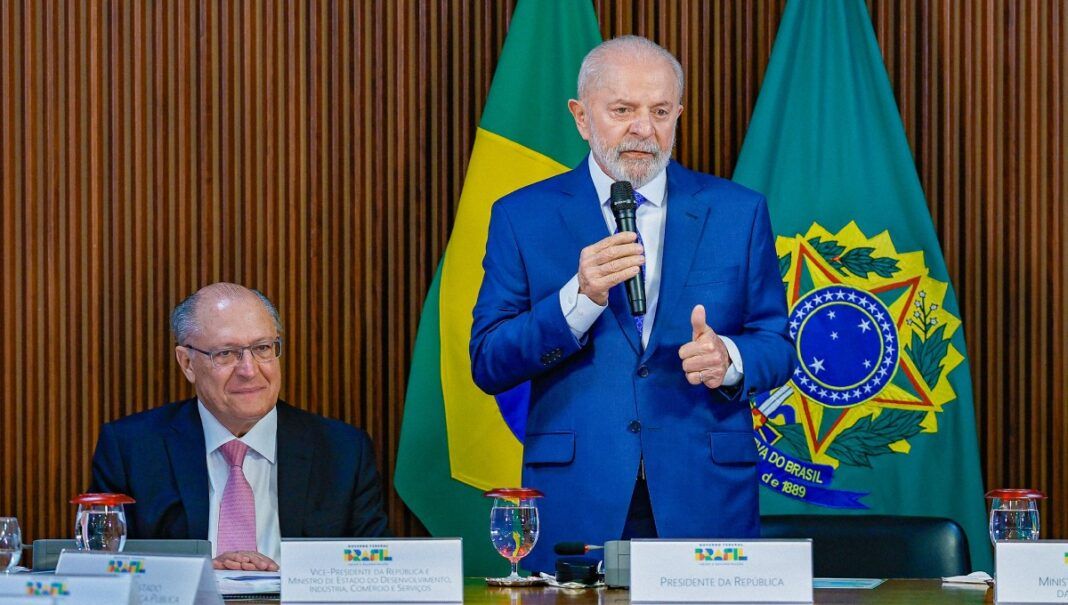 Ao lado de Geraldo Alckmin, o presidente Lula discursa em reunião ministerial