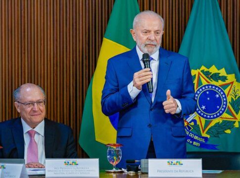 Ao lado de Geraldo Alckmin, o presidente Lula discursa em reunião ministerial